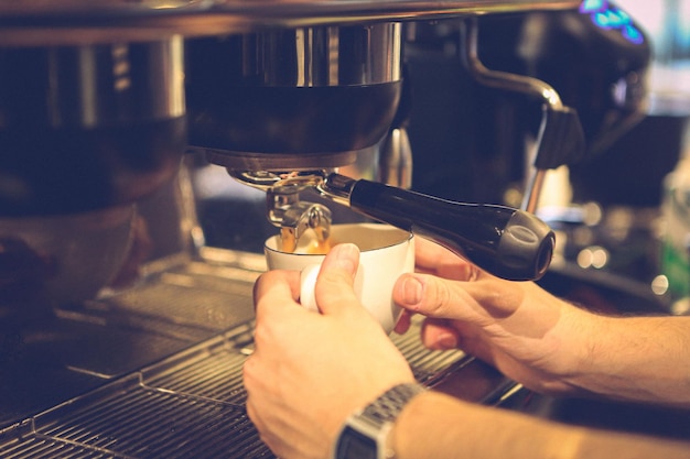 barista parzący kawę w kawiarni