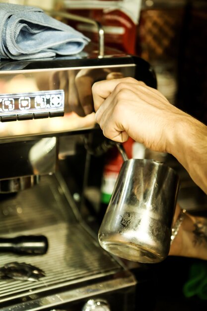 barista parzący kawę w kawiarni