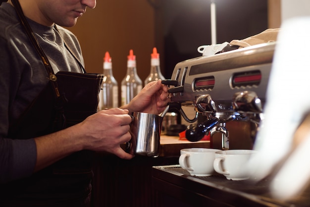 Barista Parzenia Kawy Za Pomocą Ekspresu Do Kawy, Gościnności I Koncepcji Gorących Napojów.