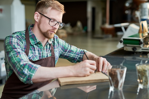 Barista pisze mieszanki kawy