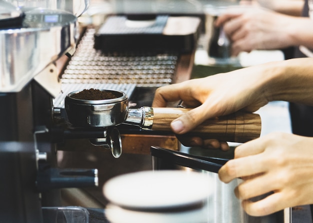 Barista pracuje w kawiarni