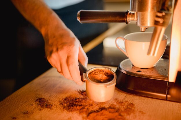 Barista przygotowujący kawę Restauracja z maszyną do espresso