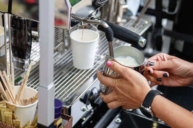 Barista Przygotowuje Kawę. Gotowanie Na Parze I Spienianie Mleka Do Cappuccino Lub Latte.