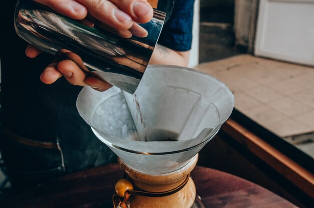 Barista Przygotowywa Filtrową Kawę Plenerową