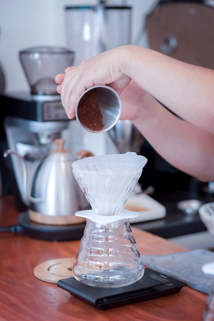 Zdjęcie barista ręka nalewa świeżą piec kawę