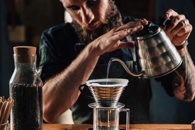 Barista Robi Calita Drip Brew Kawę