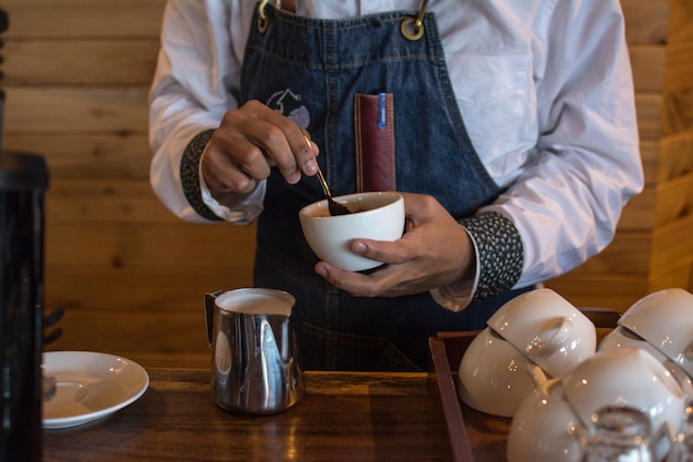 Barista robi filiżankę kawy latte art