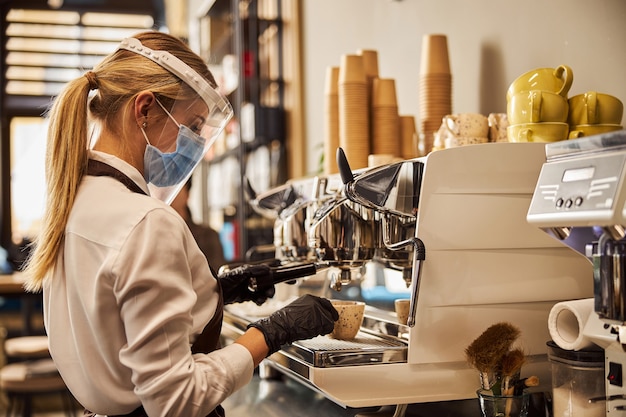 Barista robi kawę podczas pandemii ograniczeń