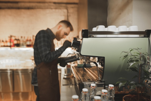 Barista Robi Kawę W Przytulnej Kawiarni.