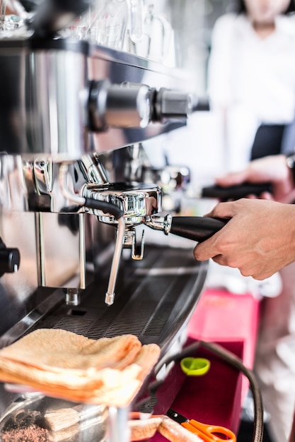 Barista robi kawie mleje świeżo piec kawowe fasole w kawiarni