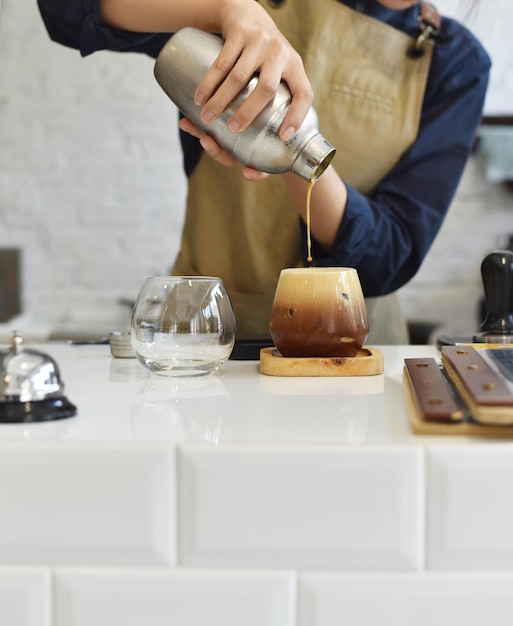 Zdjęcie barista robi kawie w kawiarni