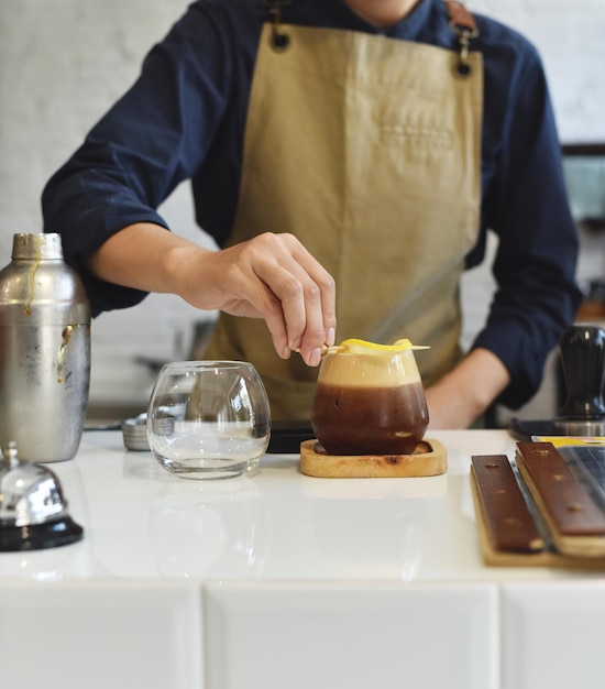 Zdjęcie barista robi kawie w kawiarni