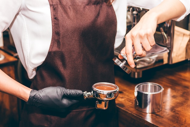 Barista używa sabotażu do parzenia kawy w barze kawowym