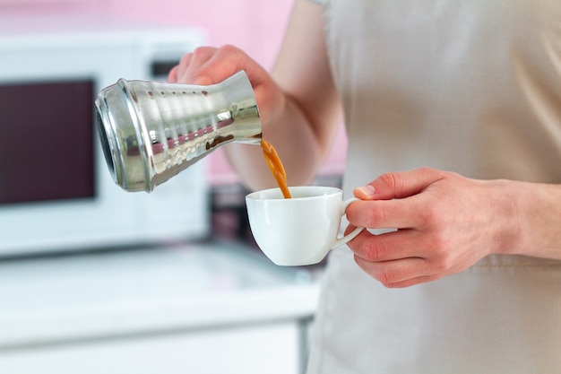 Barista W Fartuchu Przygotowujący Gorącą Smaczną Kawę Po Turecku Z Cezve