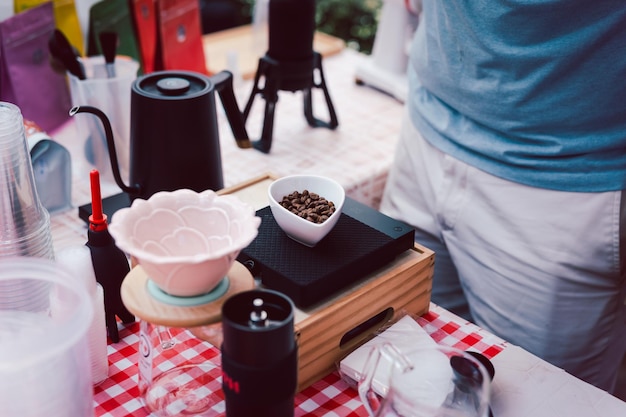 Barista Waży Ziarna Kawy Na Wagach Cyfrowych