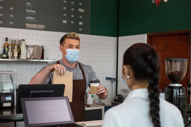 Barista Wysyła Kawę I Jedzenie Do Klienta. Obsługa Nowego Normalnego Stylu życia Na Wynos. Napój Na Poranne śniadanie.