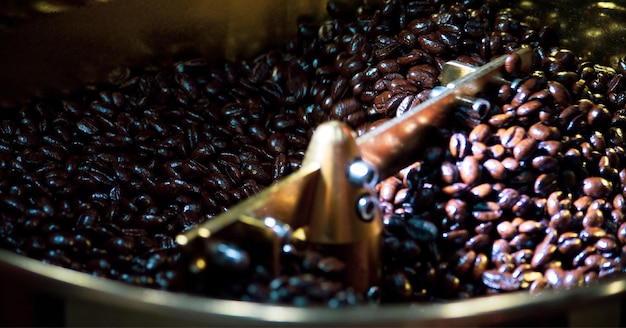Barista z banerem kawy robi kawę w kawiarni na tle Kawa espresso