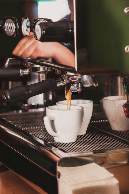 Barista Z Bliska Mielący Kawę Do Aromatyzowanego Espresso