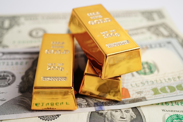 Barki złota na banknotach w dolarach amerykańskich pieniądz finansowanie handlu inwestycjami biznesem koncepcja waluty