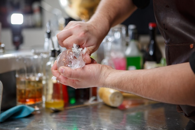 Barman Nalewa Napój Alkoholowy Do Małych Szklanek Z Płomieniami