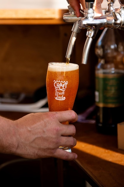 Barman nalewa piwo do szklanki Summer Drinks