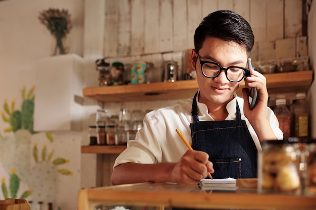 Barman odbierający rozmowę telefoniczną