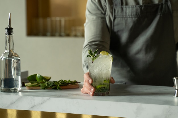 Barman Przygotowujący I Miksujący Koktajle Na Ladzie Barowej Koktajl Mojito Serwowany W Barze Restauracyjnym