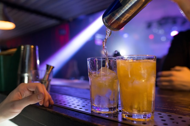 Barman Przygotowuje Drinki Dla Gości Spektakularne Serwowanie Koktajli