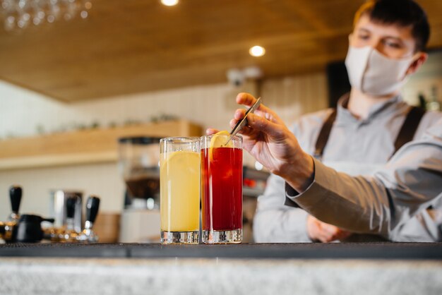 Barman Przygotowuje Koktajle W Nowoczesnej Restauracji.