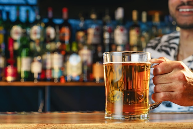 Barman serwuje szklankę zimnego piwa przy barze w pubie