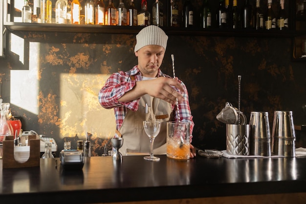 Barman W Pracy Przygotowujący Koncepcję Koktajli O Obsłudze I Napojach