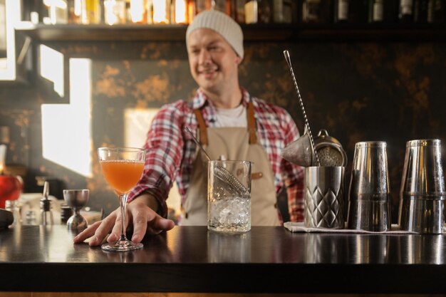 Barman W Pracy Przygotowujący Koncepcję Koktajli O Obsłudze I Napojach