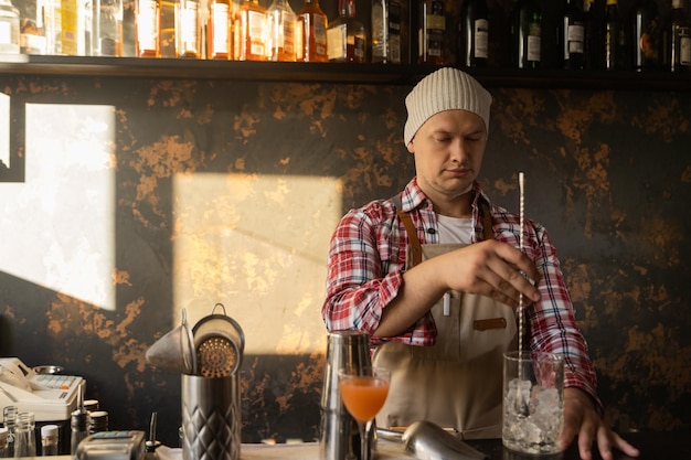 Barman w pracy przygotowujący koncepcję koktajli o obsłudze i napojach