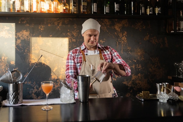 Barman w pracy przygotowujący koncepcję koktajli o obsłudze i napojach