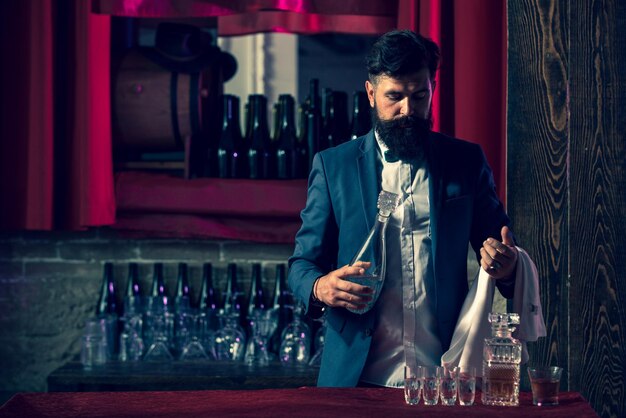 Barman we wnętrzu baru, dzięki któremu profesjonalny barman napojów alkoholowych