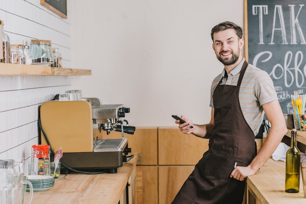 Barman Z Smartphone Patrzeje Kamerę