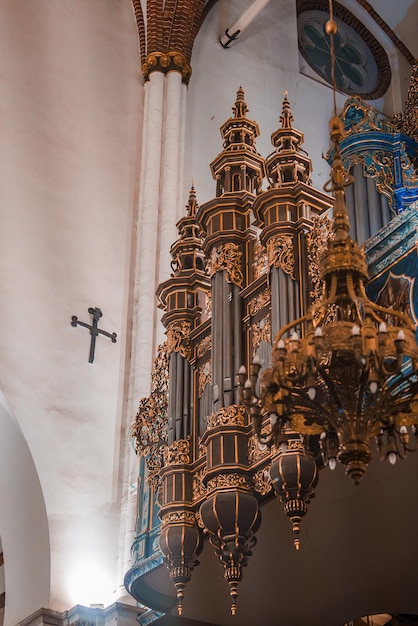 Barokowe organy i krucyfiks w historycznej katedrze w Łotwie