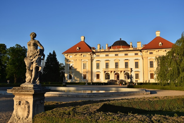 Zdjęcie barokowy zamek slavkov krajowy zabytek kulturalny slavkov austerlitz w pobliżu brno południowa morawia republika czeska