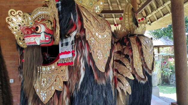 Zdjęcie barong i rangda używali tradycyjnego tańca religijnego na bali