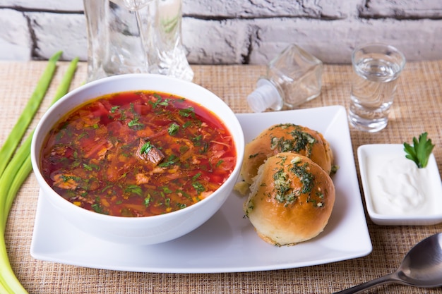 Barszcz / Barszcz Tradycyjna rosyjska i ukraińska zupa. Bułeczki Z Czosnkiem