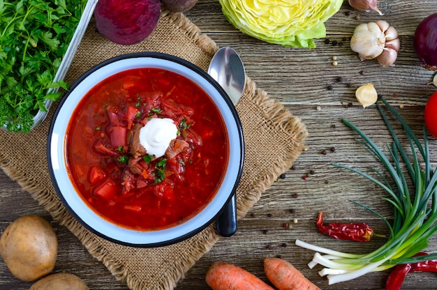 Barszcz To Tradycyjne Ukraińskie Danie W Misce Na Stole. Smaczny I Zdrowy Lunch. Widok Z Góry, Leżał Płasko.