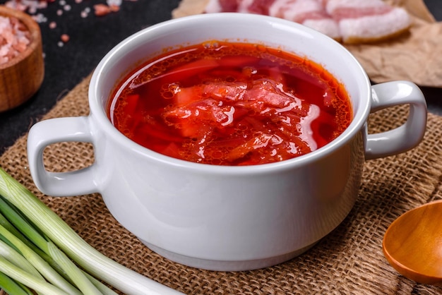 Barszczowa tradycyjna ukraińska zupa z buraków, pomidorów, kapusty, marchwi i wołowiny