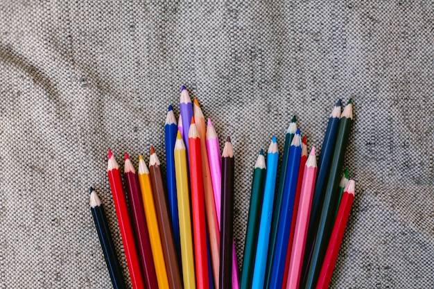 Barwioni Ołówki Na Popielatym Tle