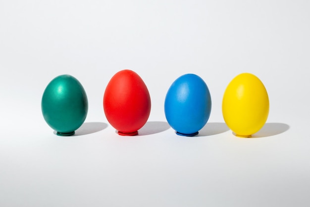 Barwioni Wielkanocni jajka Odizolowywający na Białym tle