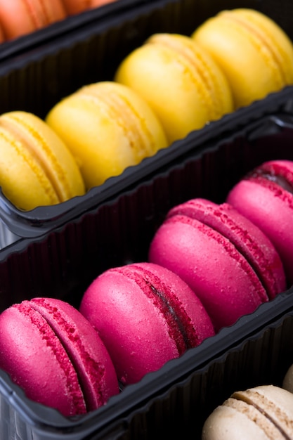 Barwiony macaroons ciastek tło