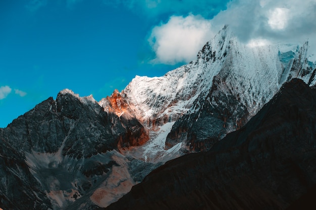 Barwny Jesienią Las I śnieżna Góra W Rezerwacie Przyrody Yading, The Last Shangri La