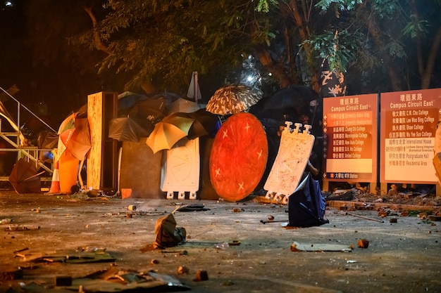Barykady na drodze podczas nocnego protestu w mieście