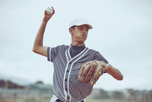 Baseballista i rzut piłką na boisku baseballowym w grze treningowej lub zawodach Fitness sportowy i miotacz baseballowy mężczyzna z Indii ćwiczy boisko na świeżym powietrzu do ćwiczeń lub treningu