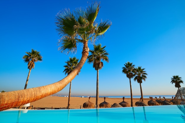 Basen bez krawędzi na plaży z palmami