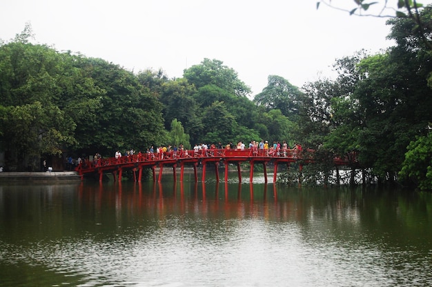 Basen Hoan Kiem lub Jezioro Zwróconego Miecza z wejściem na czerwony most Huc do świątyni Ngoc Son dla Wietnamczyków i zagranicznych podróżników wizyta w Hoan Kiem 7 lipca 2012 r. w Hanoi w Wietnamie